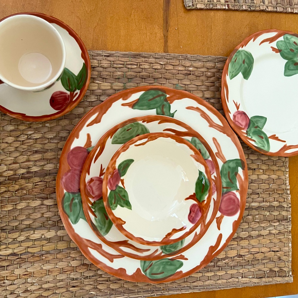 Vintage Franciscan Apple Earthenware, 23 Pieces